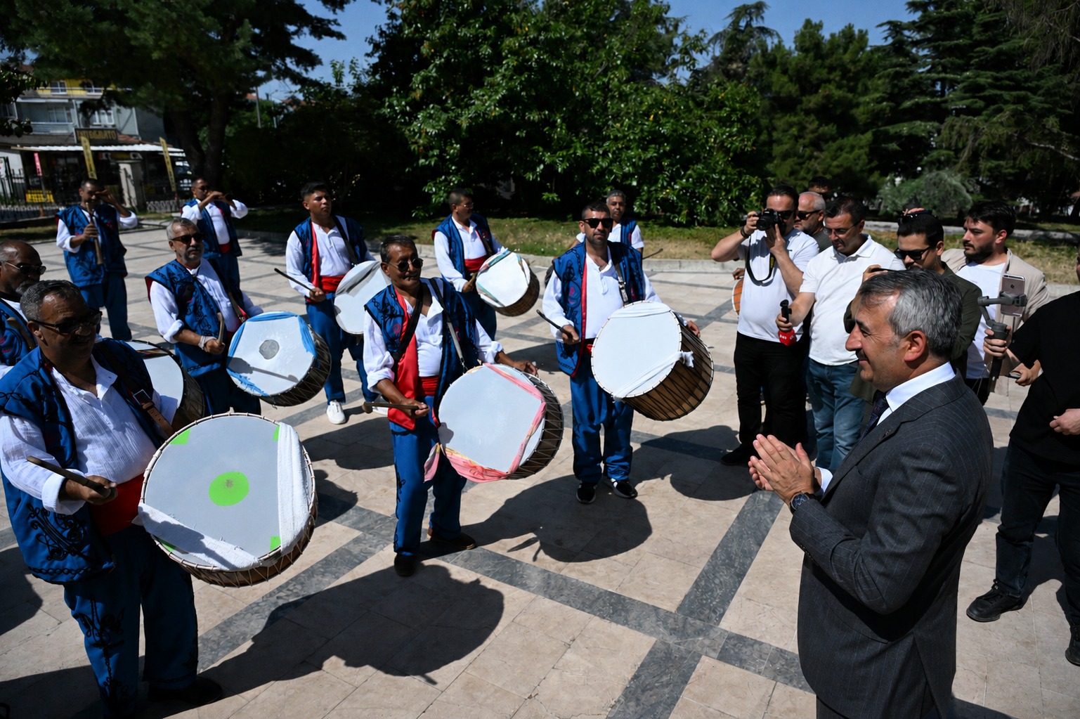 Tarihi Kırkpınar Yağlı Güreşleri'nin simgesi davul ve zurna ekibi, Edirne Valisi Yunus Sezer'i er meydanına davet etti. 